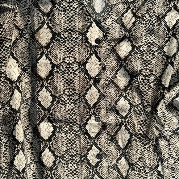 Snakeskin print shirt dress above the knee. V neck . No stretch. - Picture 4 of 7